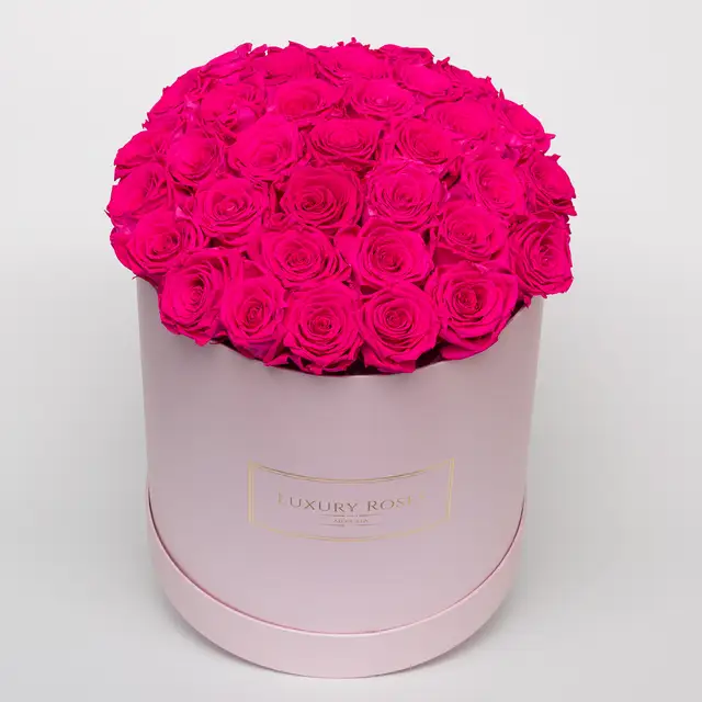 Букет 31 роза цвета фуксии в шляпной коробке, Букеты в шляпной коробке - Luxury Roses, СПб - фото 2