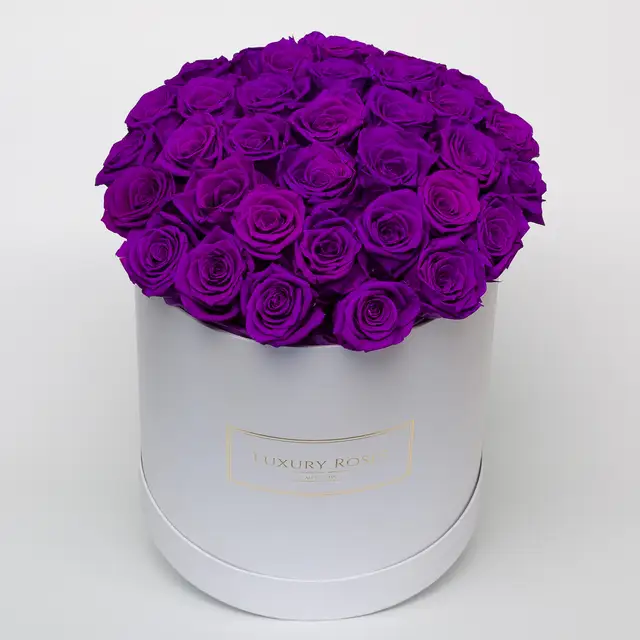 Букет 35 фиолетовых роз в шляпной коробке, Букеты в шляпной коробке - Luxury Roses, СПб - фото 2