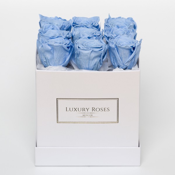 Букет 9 нежно-голубых роз в квадратной белой коробке