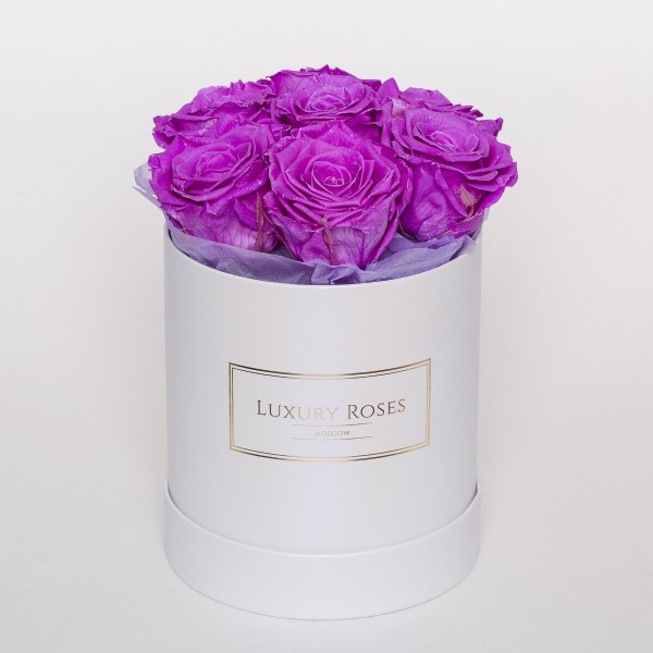 Букет 7 фиолетовых роз в белой шляпной коробке