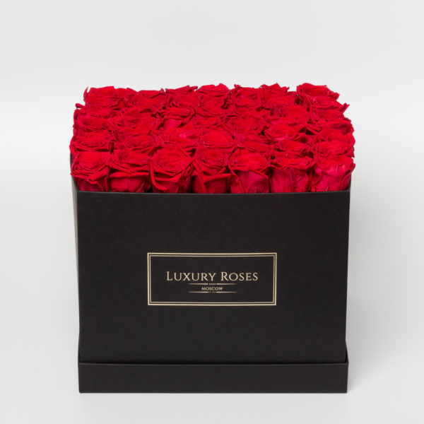 Букет 49 красных роз в квадратной черной коробке
