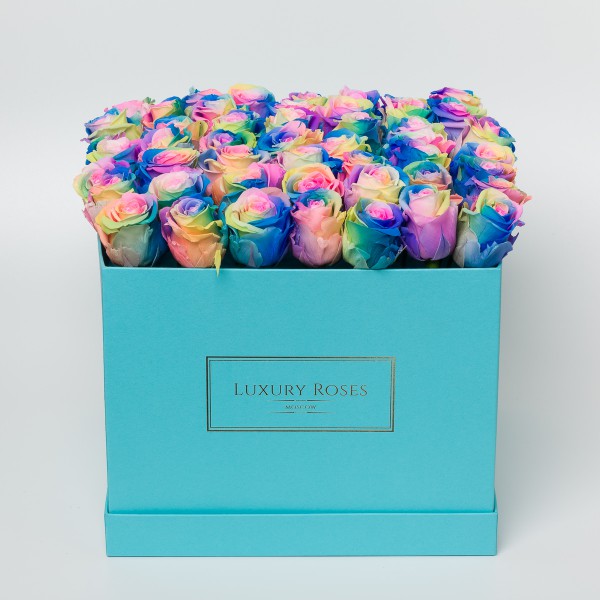 Букет 49 разноцветных роз в квадратной коробке