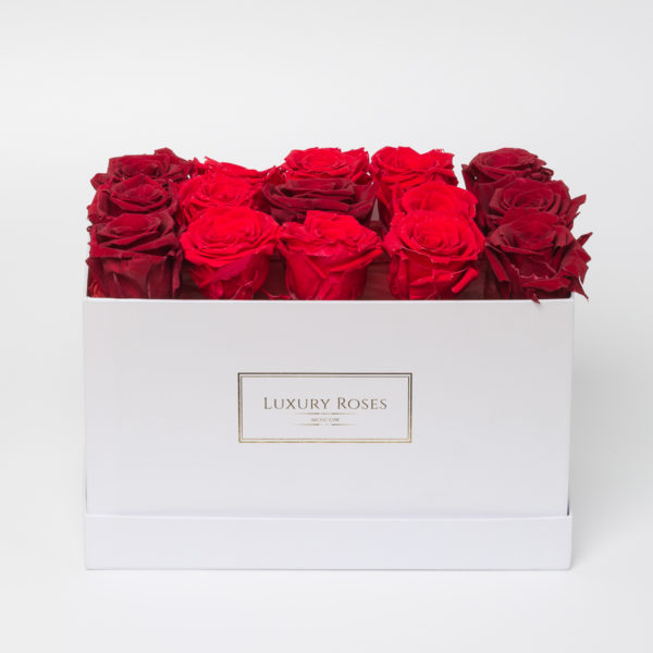 Композиция 15 бордовых и красных роз в прямоугольной белой коробке