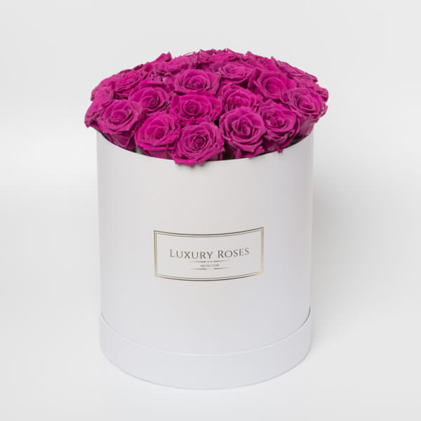 Букет 25 лиловых роз в шляпной белой коробке