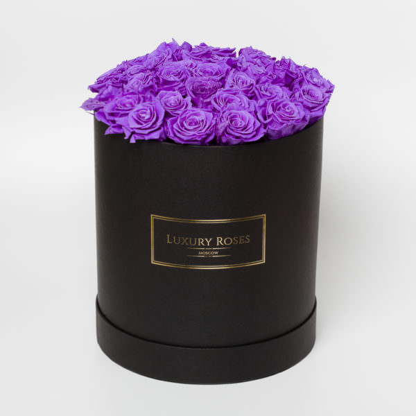 Букет 25 сиреневых роз в черной шляпной коробке