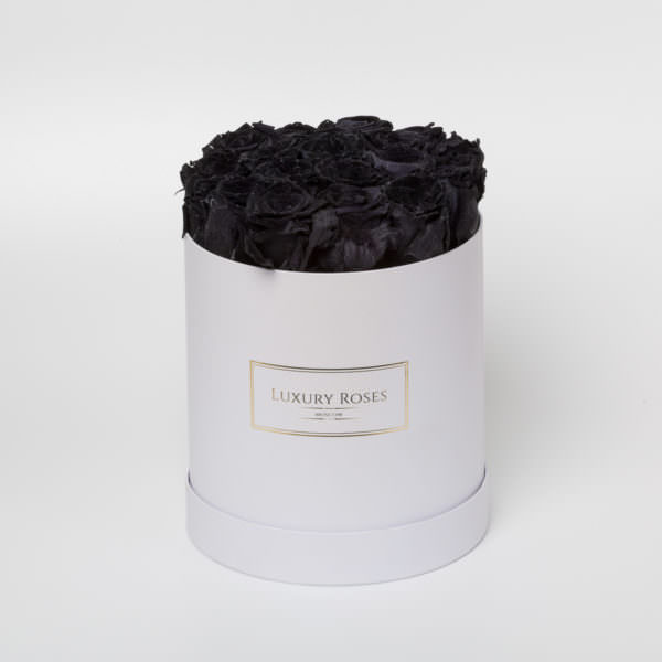 Букет 19 чёрных роз в шляпной белой коробке