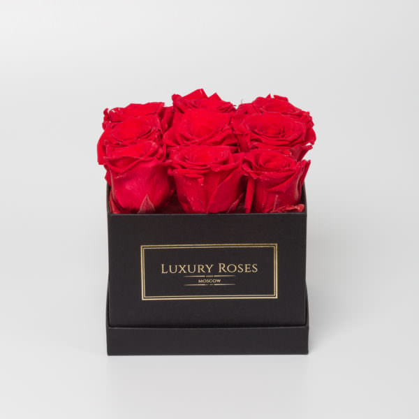 Букет 9 красных роз в квадратной черной коробке