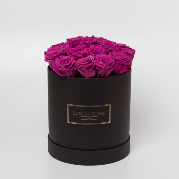Букет 17 лиловых роз в черной шляпной коробке