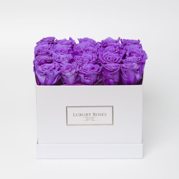 Букет 25 фиолетовых роз в квадратной белой коробке
