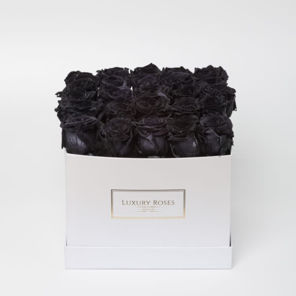 Букет 25 черных роз в квадратной белой коробке