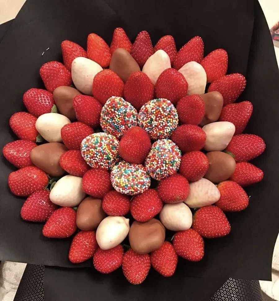 Большой букет из клубники