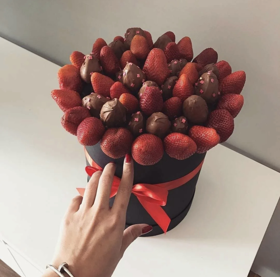 Букет из клубники LoveStory в шляпной коробке