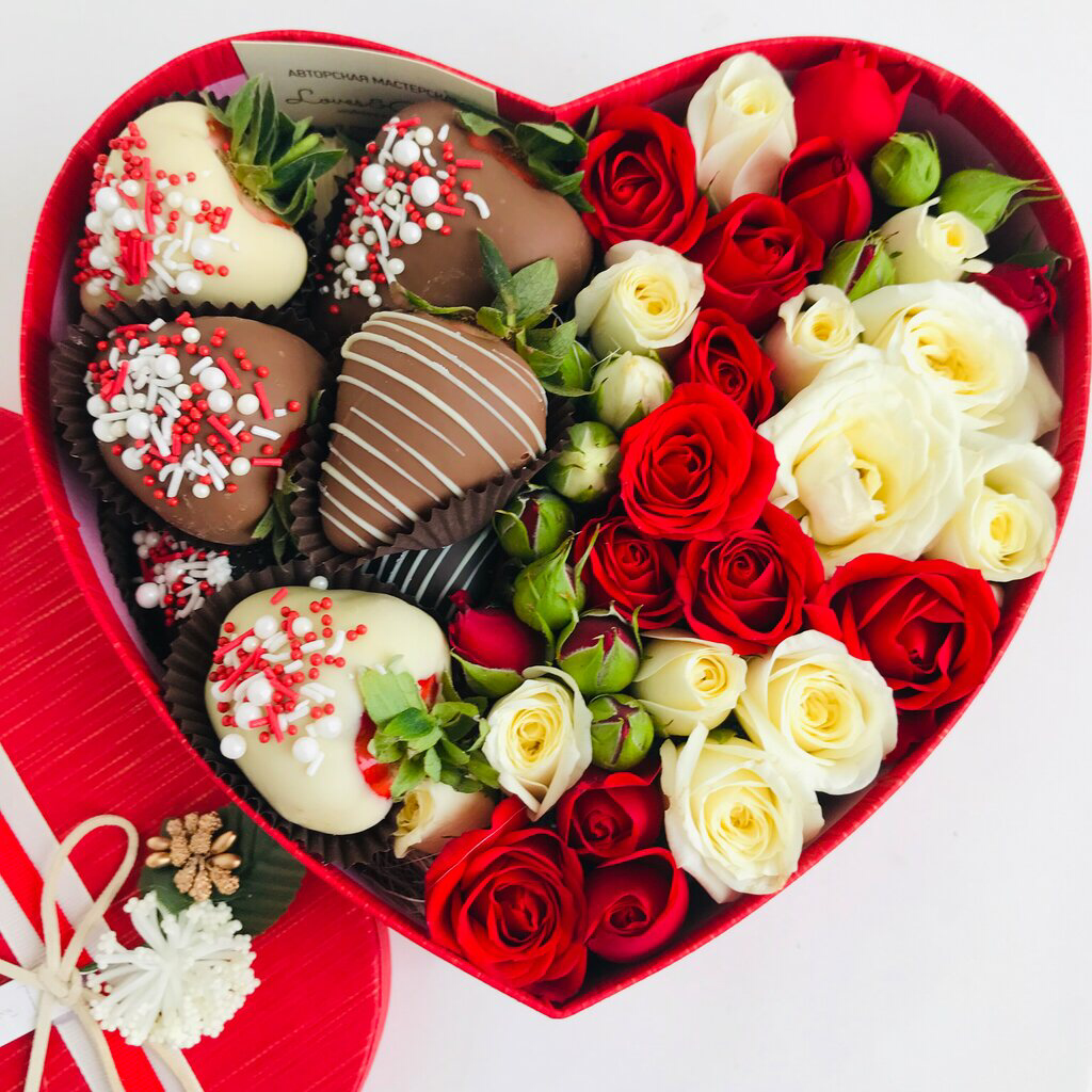 Коробка из клубники и роз