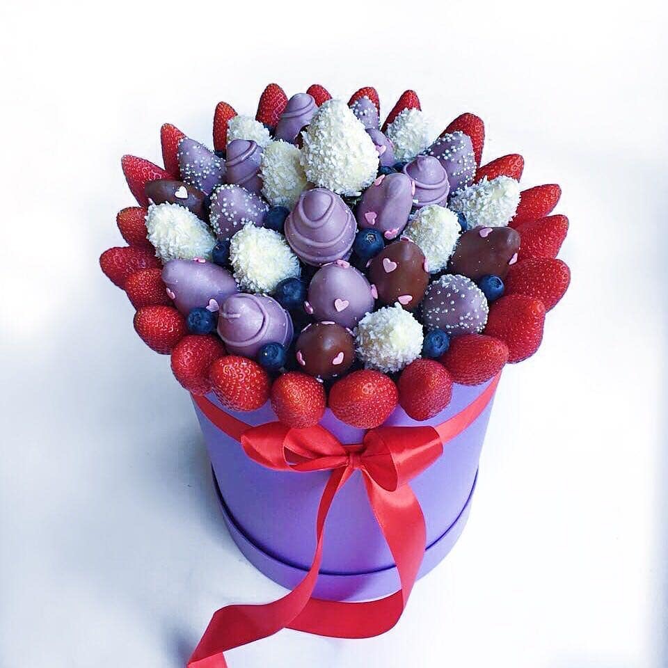 Букет из клубники шляпной коробке