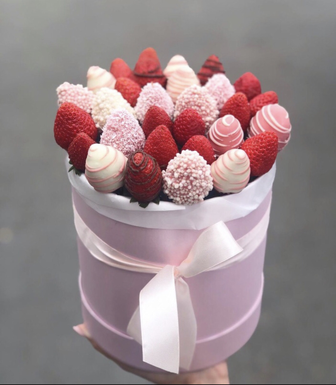 Букет из клубники в шляпной коробке