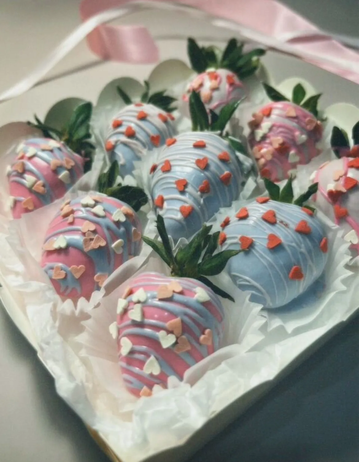 Клубника в шоколаде с розово-голубым декором, Клубника в шоколаде - Luxury Roses, СПб