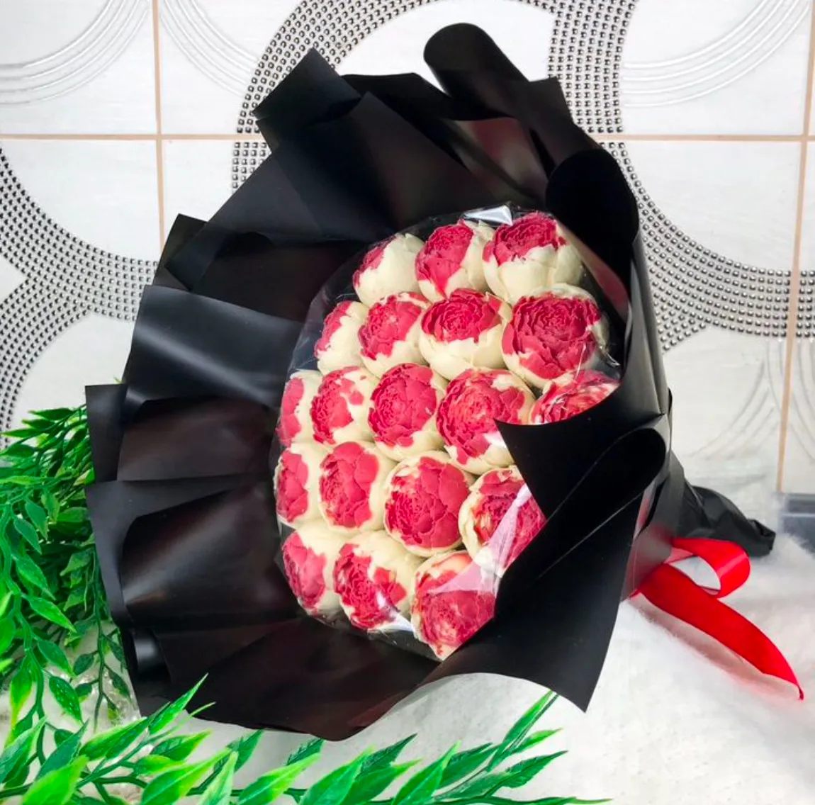 Букет 19 пионов, Шоколадные розы - Luxury Roses, СПб