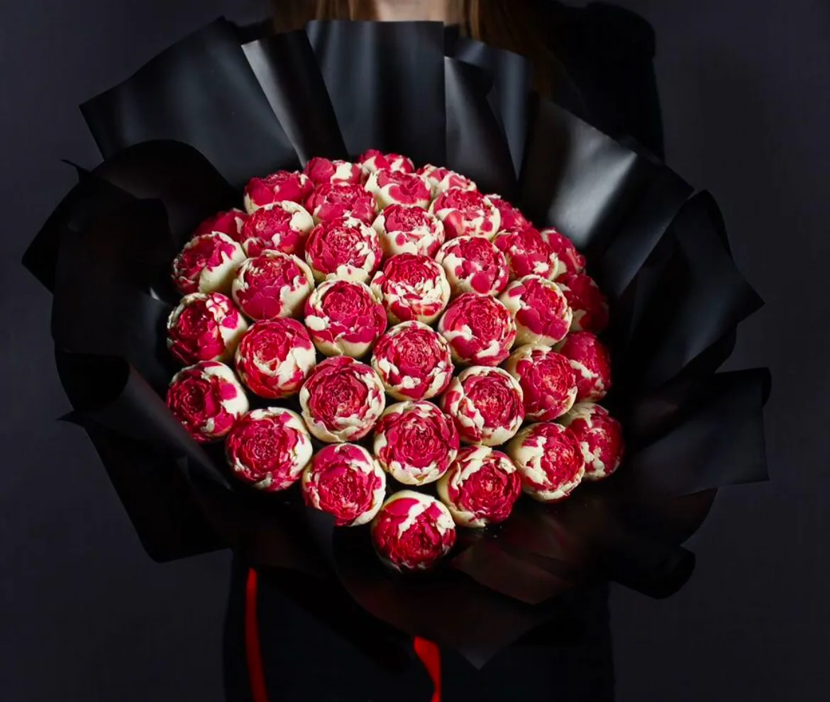 Букет 37 пионов, Шоколадные розы - Luxury Roses, СПб