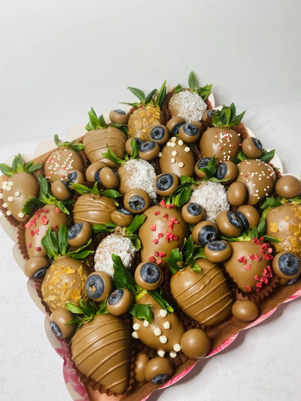 Набор из клубники и голубики, Клубника в шоколаде - Luxury Roses, СПб